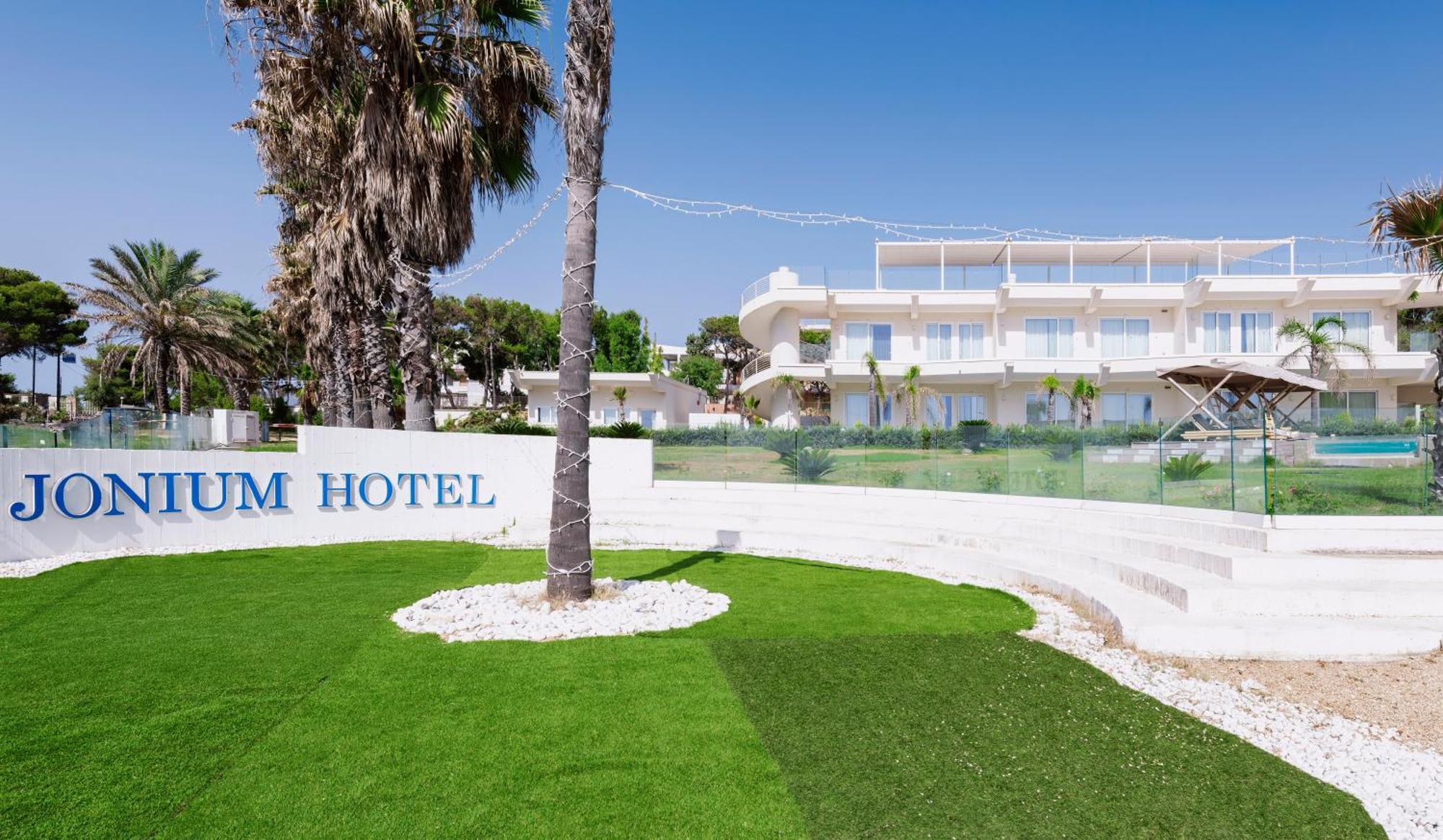 Jonium Hotel - Amazing Sea View And Swimming Pool Hotel